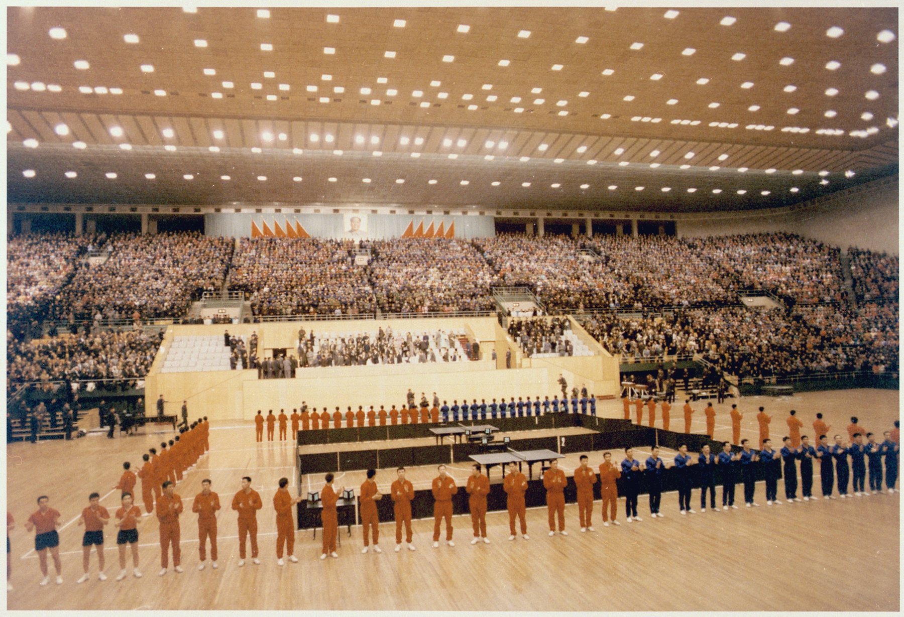 Richard Nixon assistant à une exhibition sportive à Pékin en février 1972.